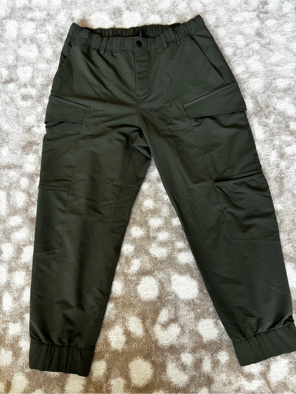 lululemon Men's Cargo pocket Joggers in medium Olive- NEW / Size 36